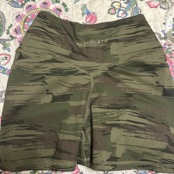EUC Alphalete Camo Sports Bra and Biker Short SET XS - Picture 4 of 4